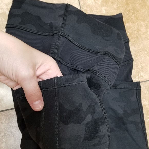 SOLD Lululemon sun salutation black camo sz 6 - Picture 6 of 7